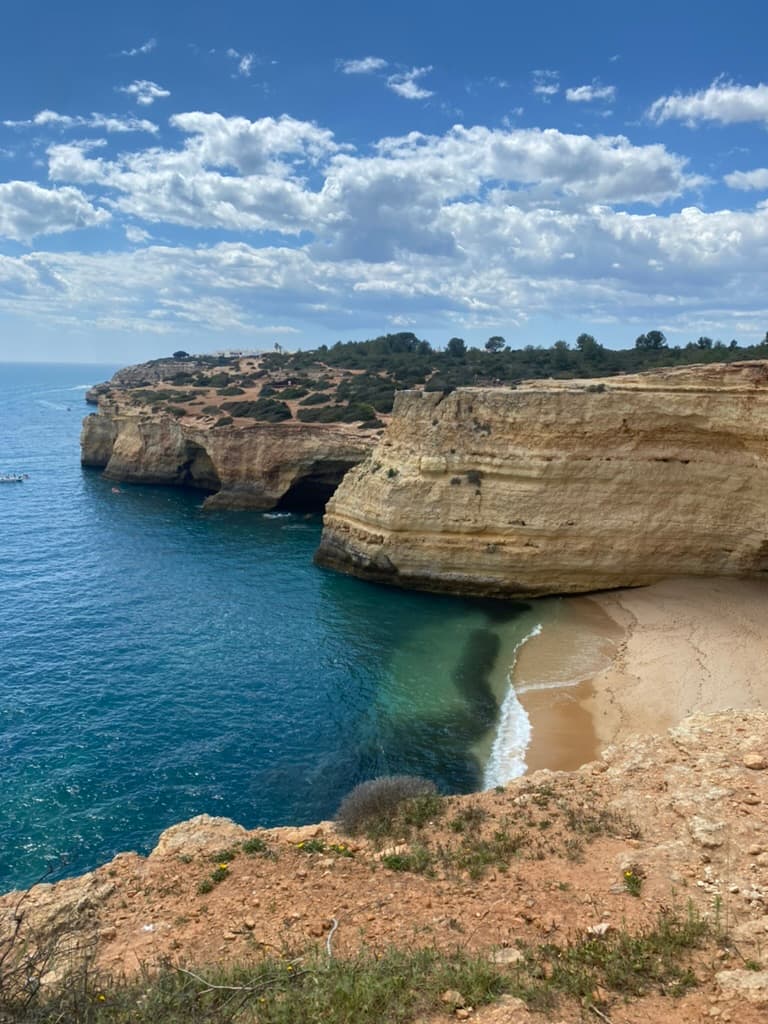 Die atemberaubende Praia da Marinha bei Sonnenuntergang