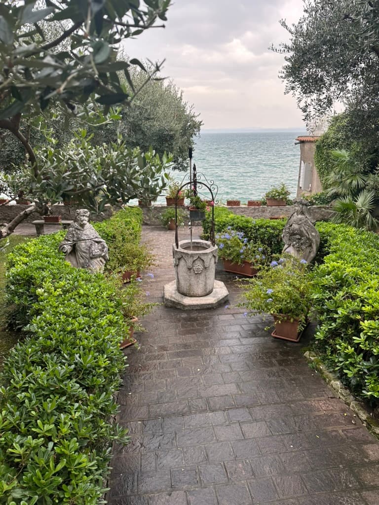 Die beeindruckende Scaligerburg am Eingang von Sirmione