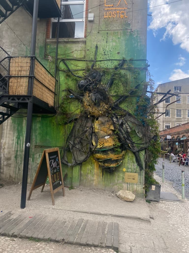 Die ikonische gelbe Straßenbahn 28E in einer Gasse von Alfama