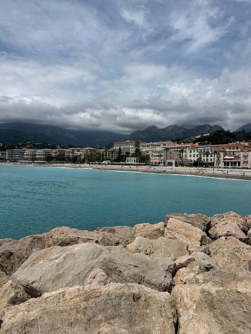 Blick über die Gärten und Dächer von Menton