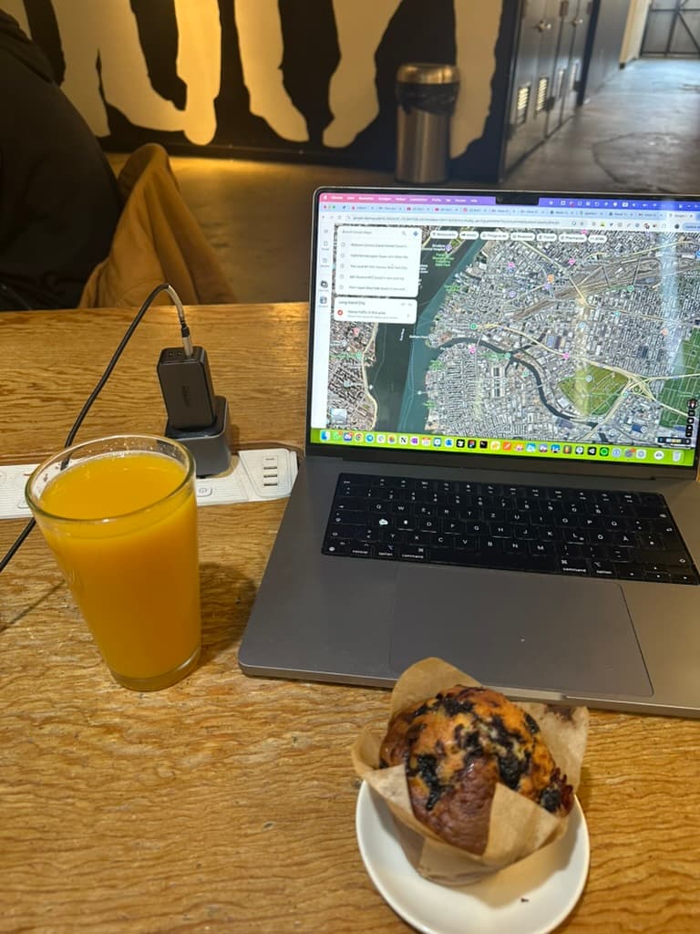 Spiegelungen der Stadtlichter auf nasser Straße - passt zur nächtlichen Fahrt mit der Fähre oder dem Abend in der Stadt