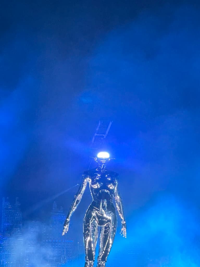 The Weeknd performt auf dem langen Steg