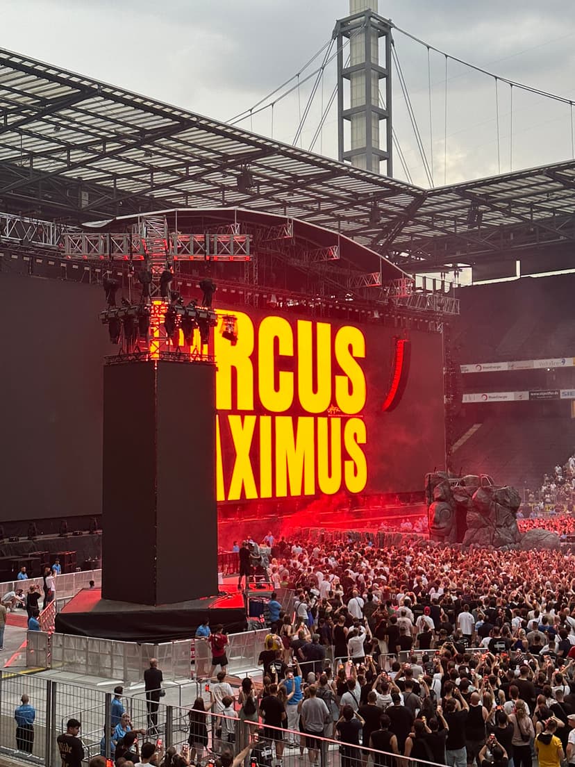 Travis Scott entfesselt die Energie im vollen RheinEnergieStadion