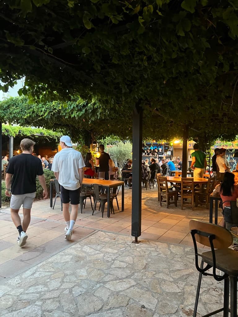 Abendstimmung an der Küste bei Novalja – kurz bevor die Bässe loslegen