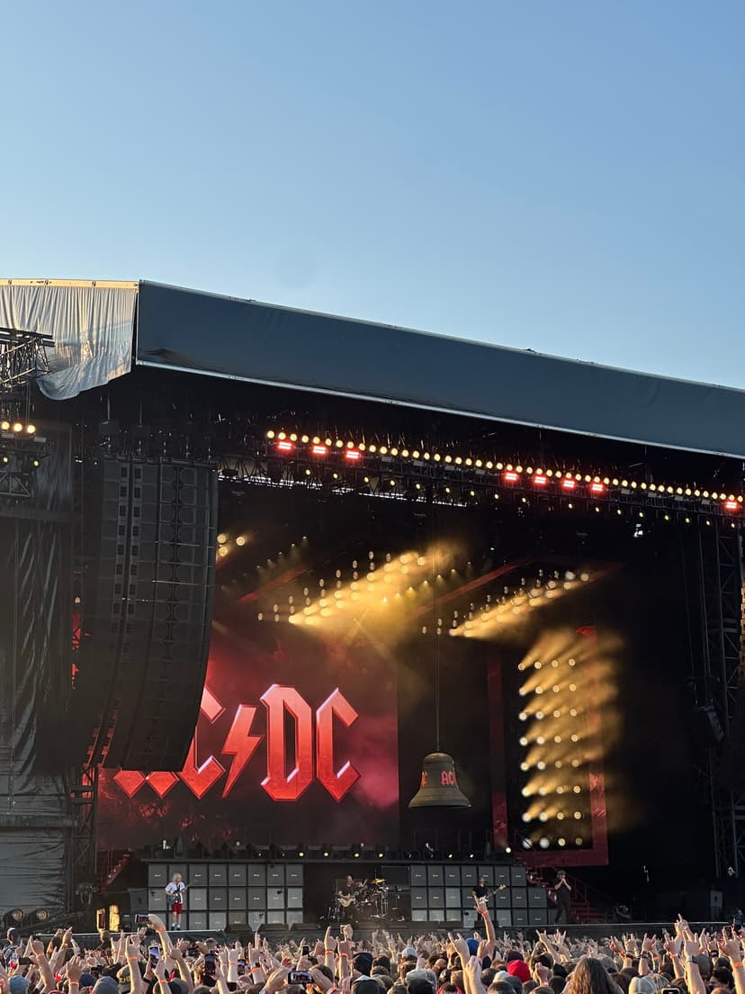 Angus Young in seiner typischen Pose auf der Bühne in Stuttgart