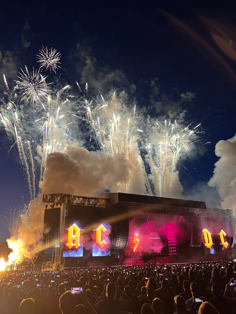 Die ikonische 'Hells Bells'-Glocke über der AC/DC-Bühne