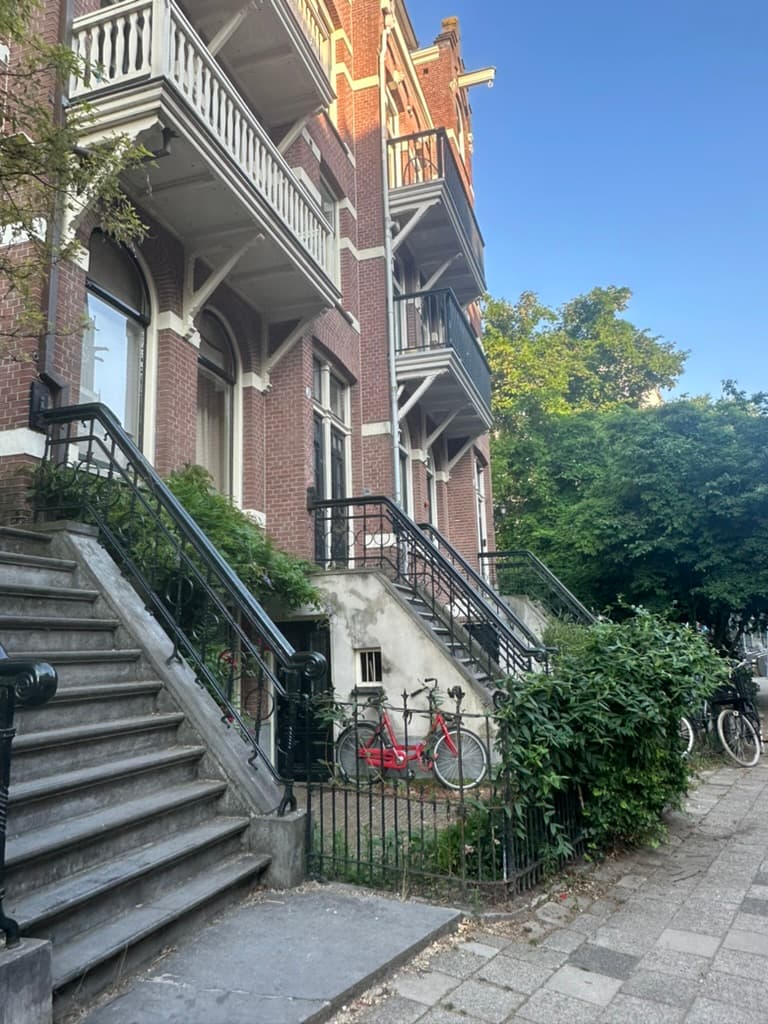 Dröhnende Bässe und ruhige Grachten in Amsterdam