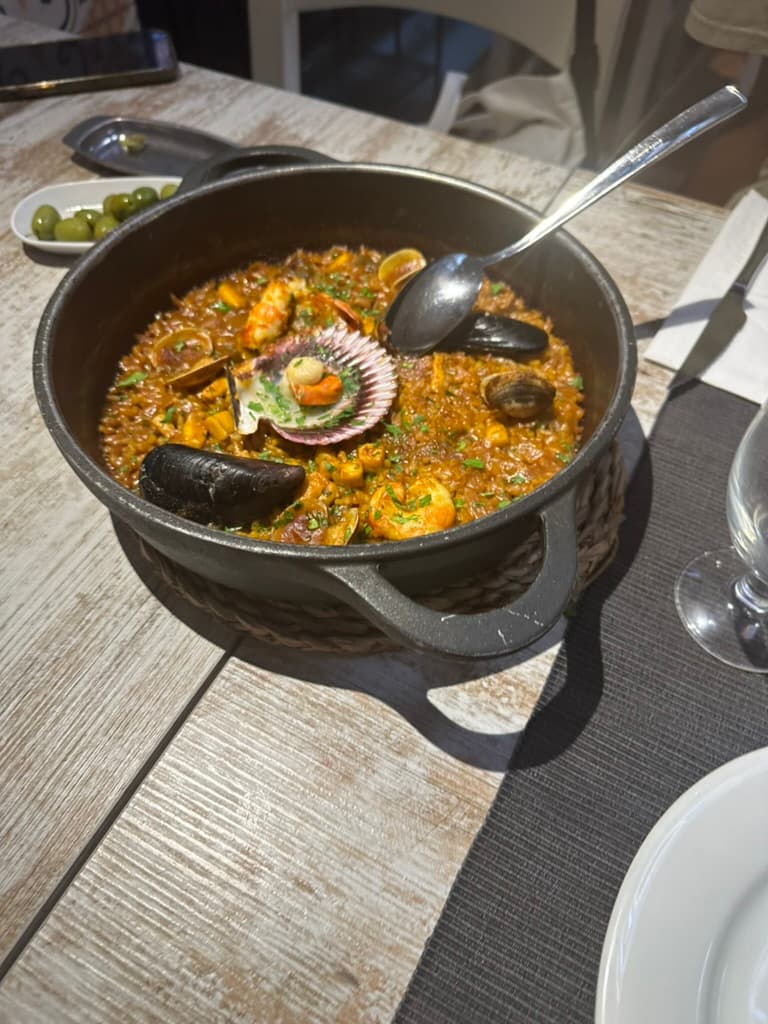 Bunte Mosaiken im berühmten Park Güell