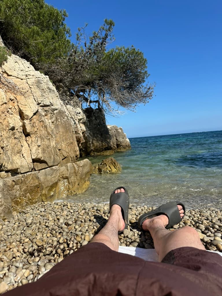 Kristallklares Wasser in einer versteckten Bucht der Île Sainte-Marguerite