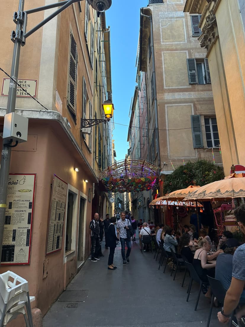 Die berühmte Promenade des Anglais mit ihren blauen Stühlen