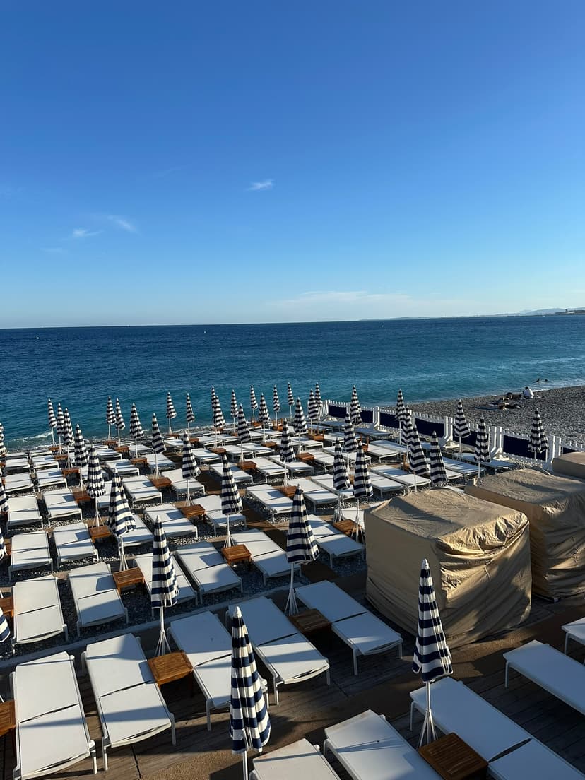 Blick von oben auf die Dächer der Altstadt von Nizza