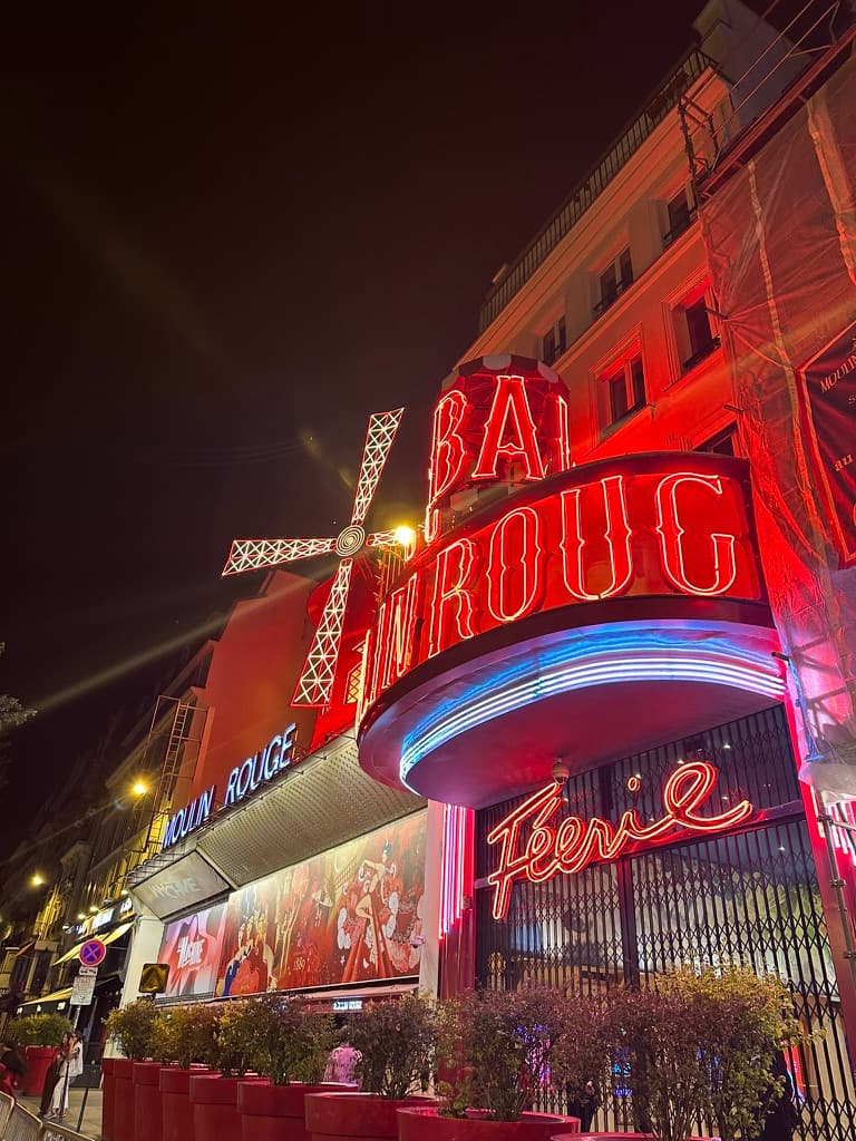 Der Eiffelturm erstrahlt im nächtlichen Lichterglanz