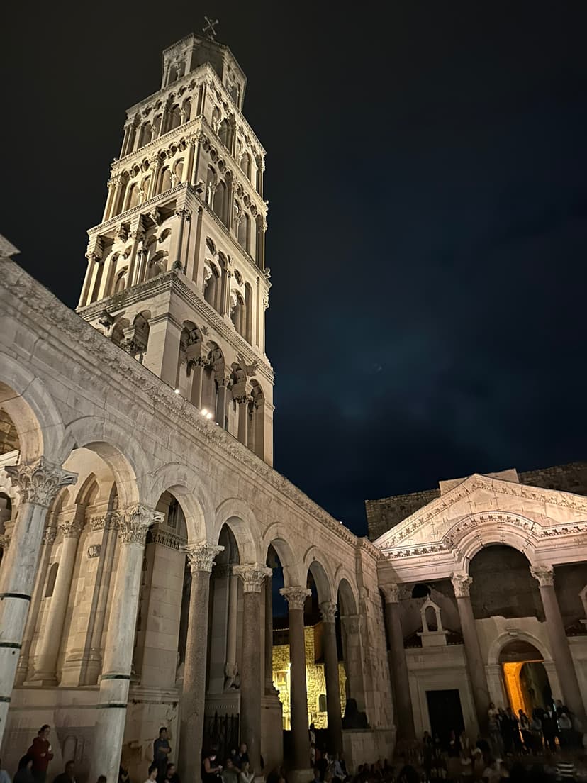 Die belebte Riva, Splits Uferpromenade, am Abend
