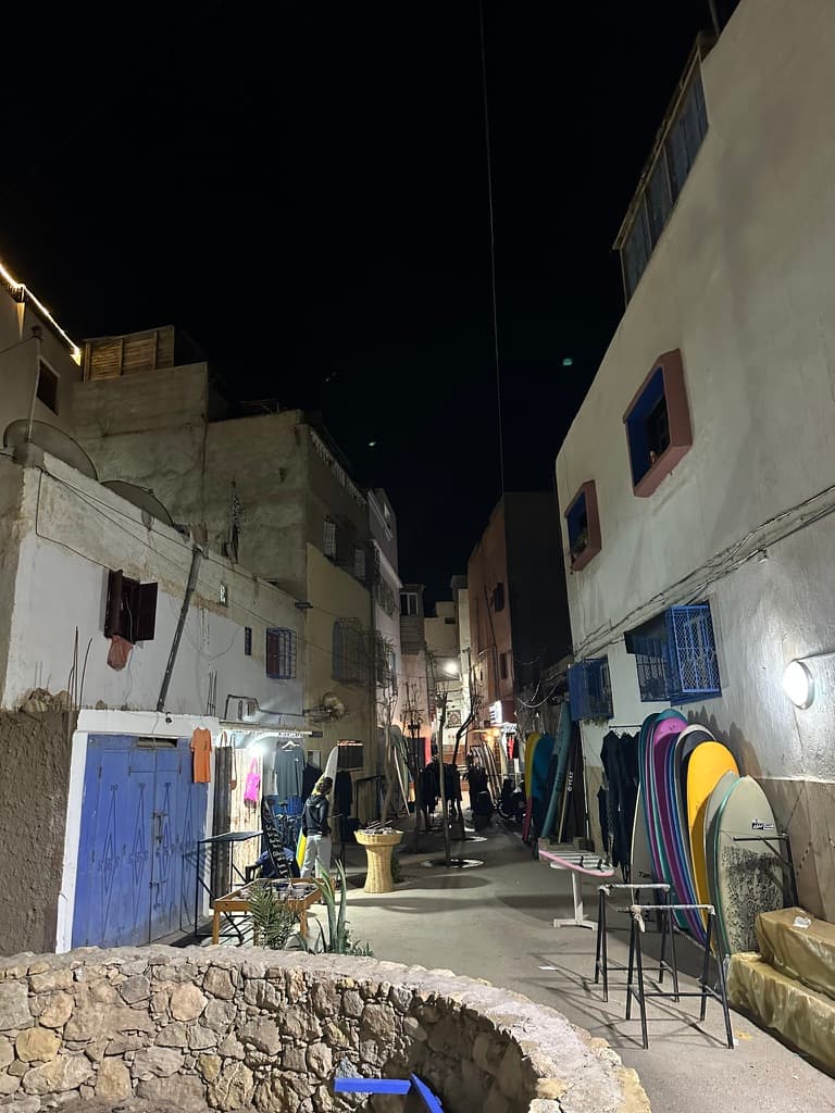 Taghazout: Wellenrauschen und Katzen am Atlantik